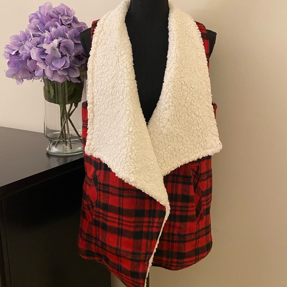 NWOT Women’s Maurices Black & Red Plaid Sherpa Lined Open Front Vest, Size M